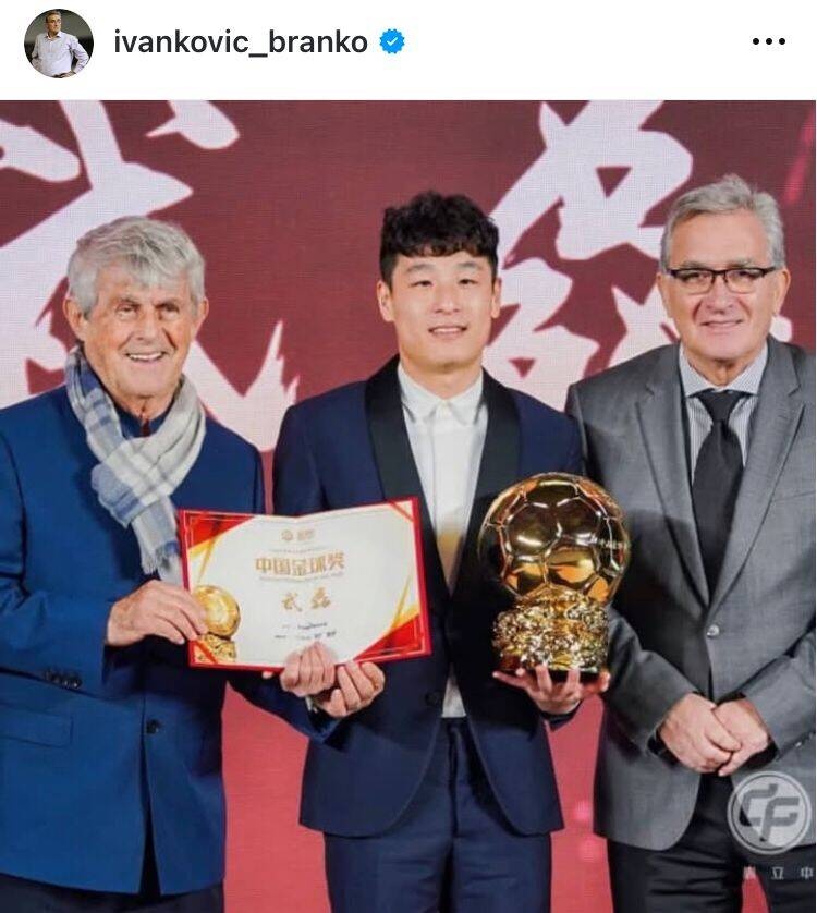  出席中國金球獎頒獎儀式，伊萬曬與武磊、米盧同框照片
