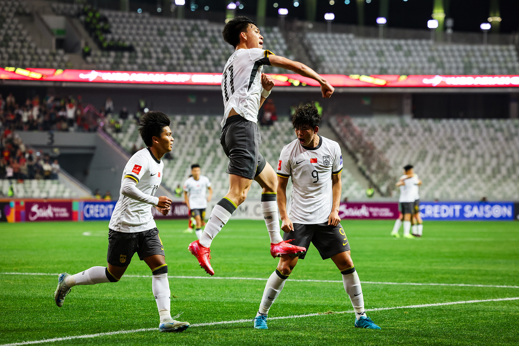  全面壓制！國青半場控球率高達(dá)7成，射門比9-3，造對(duì)方3張黃牌