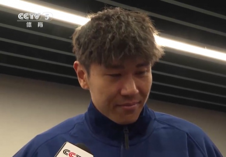  鐵漢柔情！三鎮(zhèn)球員劉奕鳴探望患病小球迷時哽咽