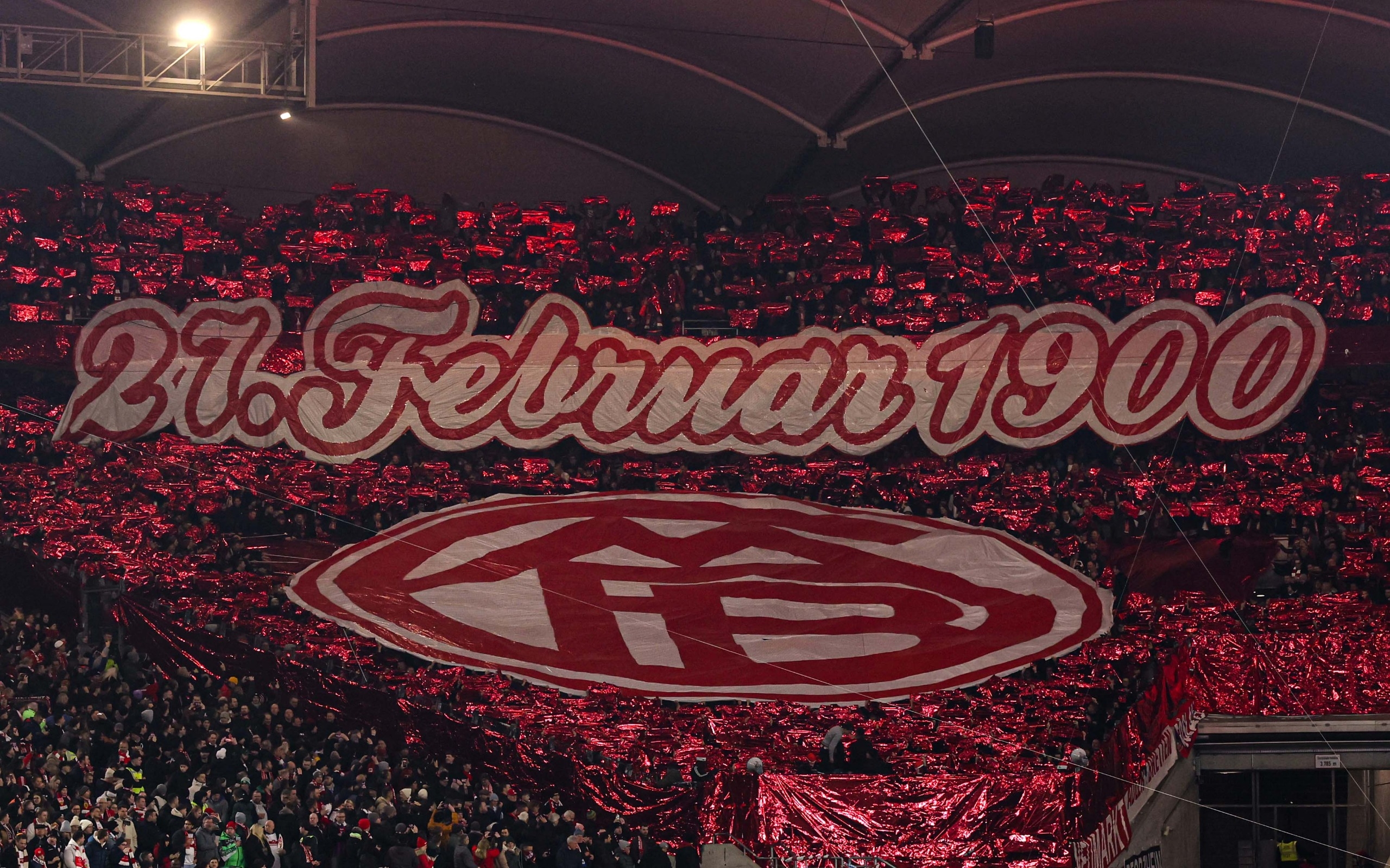  拜仁球迷在看臺展示TIFO，慶祝俱樂部成立125周年