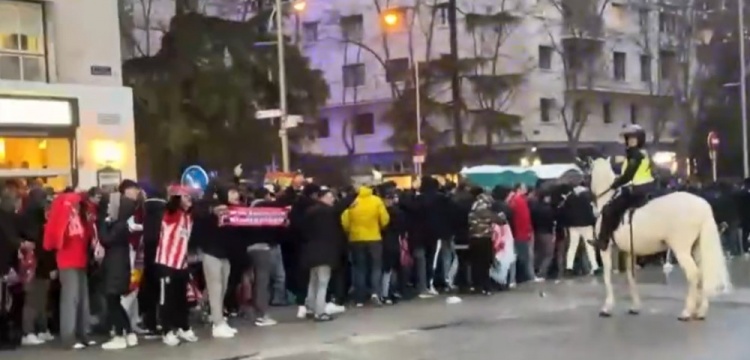  馬競球迷進(jìn)入伯納烏時向人群投擲雜物，導(dǎo)致安保對其進(jìn)行脫鞋檢查