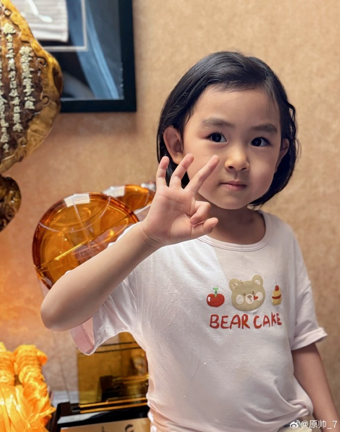  三分大賽三冠王！原帥曬三冠獎(jiǎng)杯：完成了女兒給安排的任務(wù)！