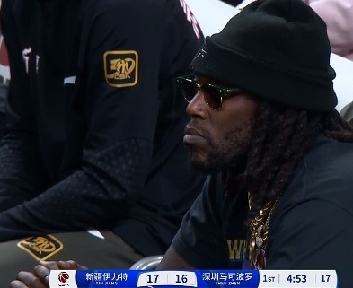  哦呦？你來了！新疆新外援哈雷爾場邊觀戰(zhàn)新疆主場vs深圳的比賽