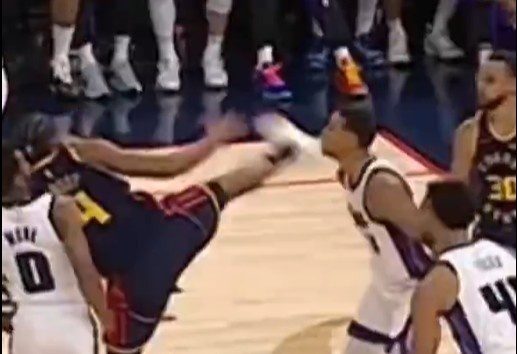  抬腳過高踢到了對(duì)手下巴！NBA官方：穆迪這一動(dòng)作被判1級(jí)惡犯