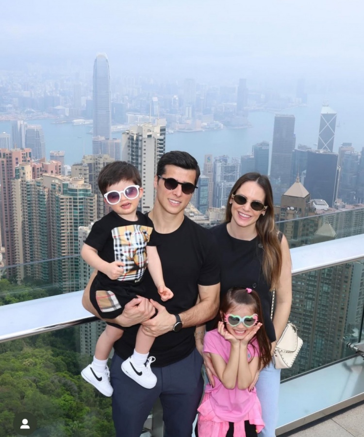  特謝拉帶家人赴中國香港過周末，陳晉一留言：這是個好地方
