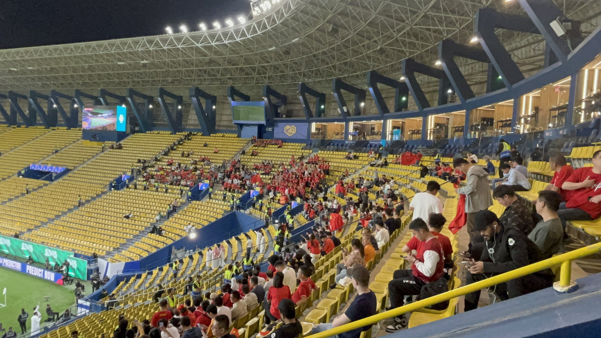  球票已售罄！中國球迷已經(jīng)入場，坐在球場上層沙特球迷區(qū)上方